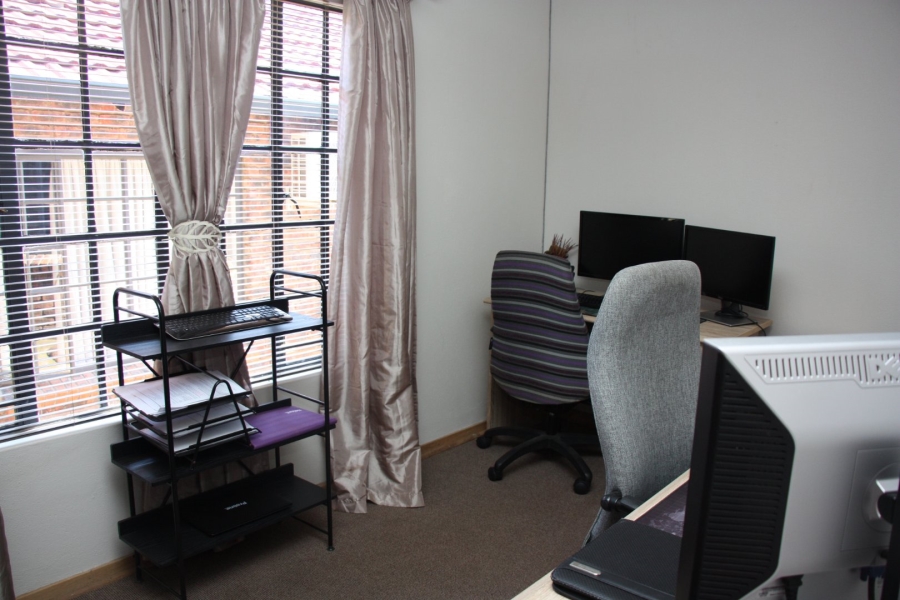 5 Bedroom Property for Sale in Langenhovenpark Free State